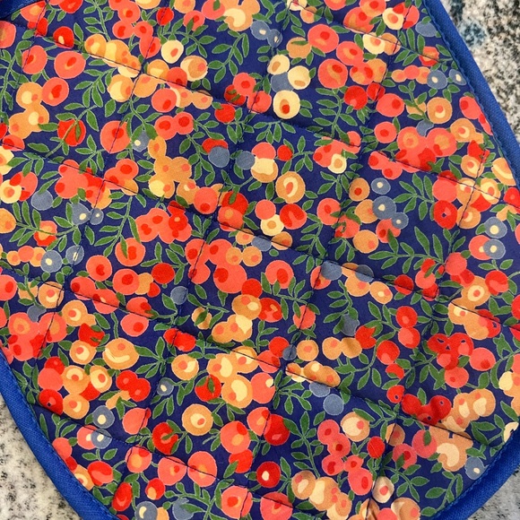 Liberty Red Quilted Kitchen Mitt - Picture 2 of 6